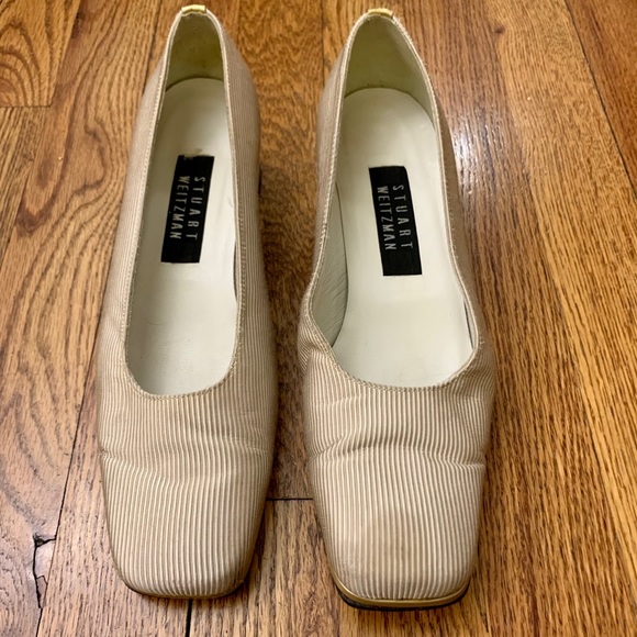 STUART WEITZMAN off-white, 2” gold heels. - Picture 2 of 4